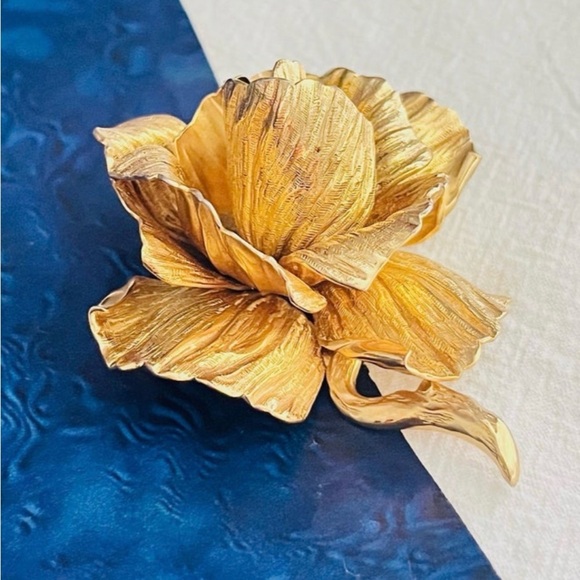 Dior Gold Floral Brooch - Picture 3 of 14